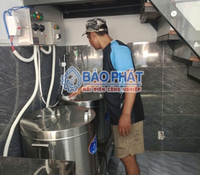 Vừa Trụng Bánh Vừa Nấu Nước Lèo: Giải Bài Toán Bếp TPHCM Với Nồi 2 Ngăn 100L